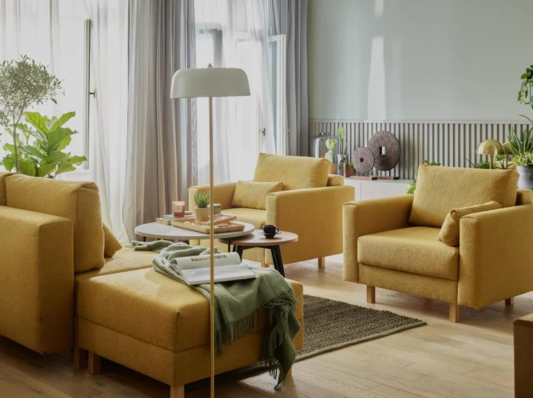 nowoczesny salon z żółtymi meblami wypoczynkowymi